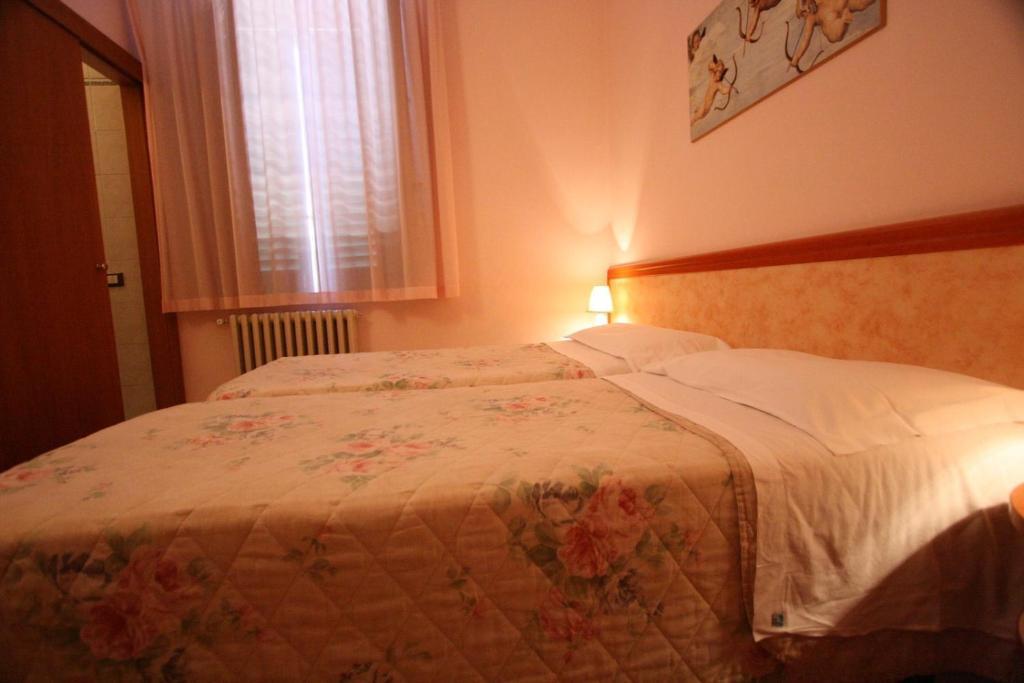 Hotel Venezia Montecatini Terme Rum bild